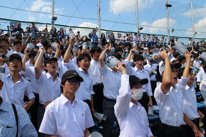 熱心に応援する志木高生