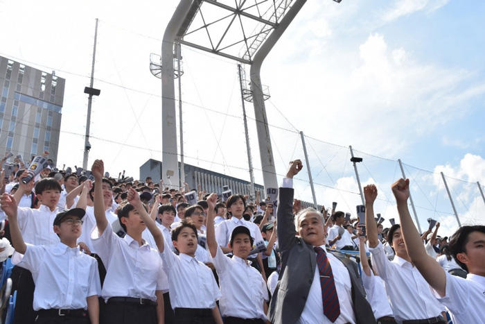 7回に「若き血」を斉唱する普通部生